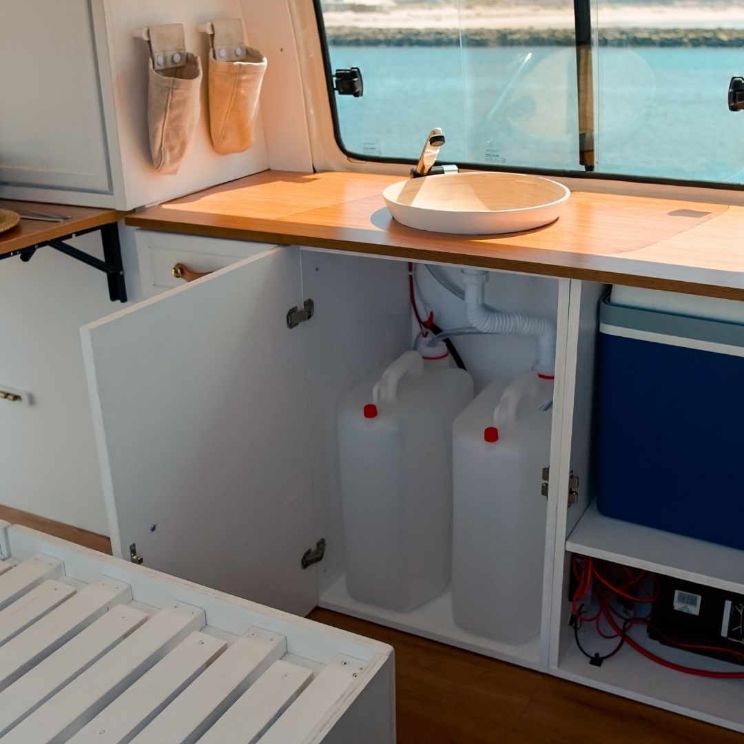 Kit básico de água para autocaravana – depósito de 20 litros, bomba e torneira